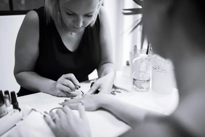 pose d'un vernis à ongles longue durée